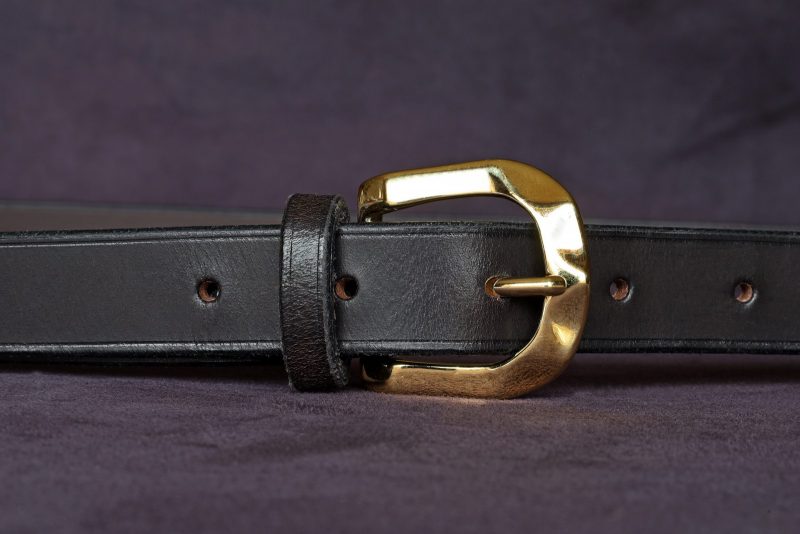 ceinture femme 23A Orane ébène, tannage végétal, l'âge du cuir, maroquinerie artisanale éthique et responsable, Dordogne, France