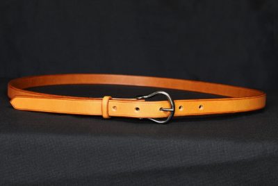 ceinture fine femme Rotonda, cognac, tannage végétal, l'Âge du Cuir, maroquinerie artisanale éthique et responsable, fabrication française, Dordogne
