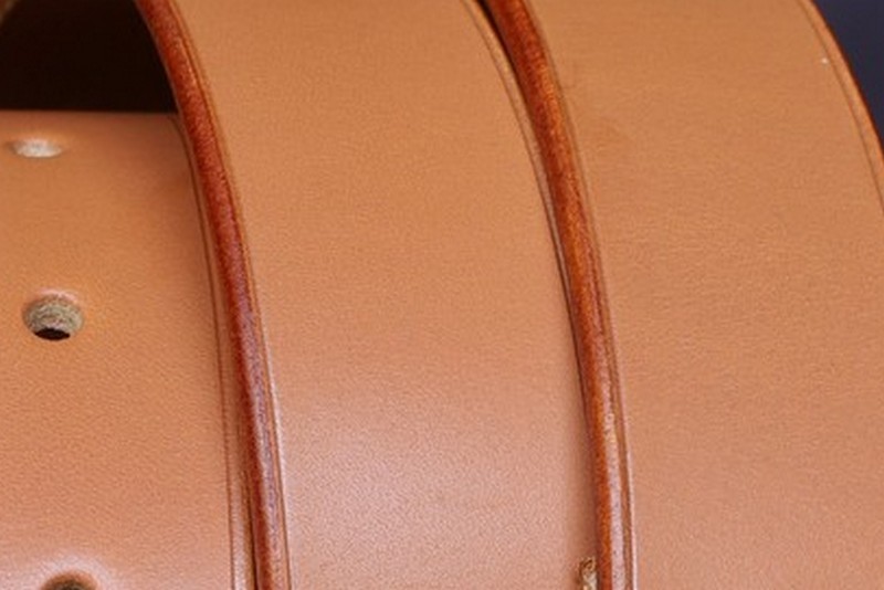 travail des tranches pour les ceintures, tannage végétal, l'Âge du Cuir, maroquinerie artisanale éthique et responsable, fabrication française, Dordogne