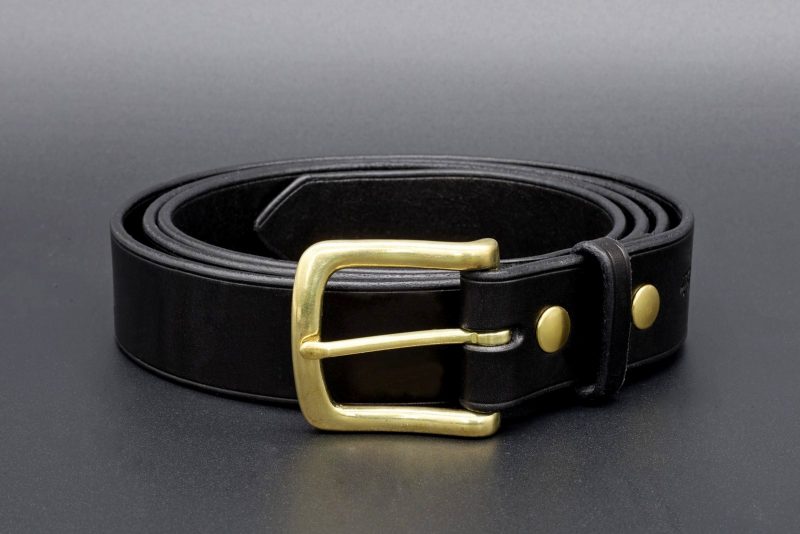 ceinture cuir homme de qualité noire Aurèle, tannage végétal, l'Âge du Cuir, maroquinerie artisanale éthique et responsable, fabrication française, Dordogne