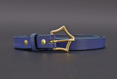 ceinture femme fine Astra bleue, tannage végétal, l'Âge du Cuir, maroquinerie artisanale éthique et responsable, fabrication française, Dordogne