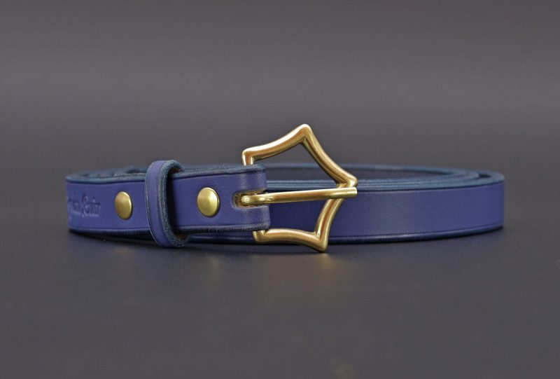 ceinture femme fine Astra bleue, tannage végétal, l'Âge du Cuir, maroquinerie artisanale éthique et responsable, fabrication française, Dordogne