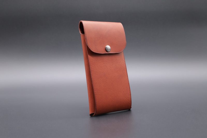 étui pour téléphone, cuir tannage végétal, l'Âge du Cuir, maroquinerie artisanale éthique et responsable, France