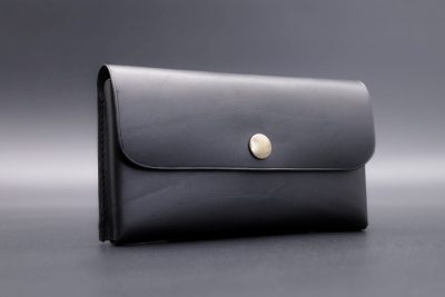etui telephone noir, cuir tannage végétal, l'Âge du Cuir, maroquinerie artisanale éthique et responsable, France