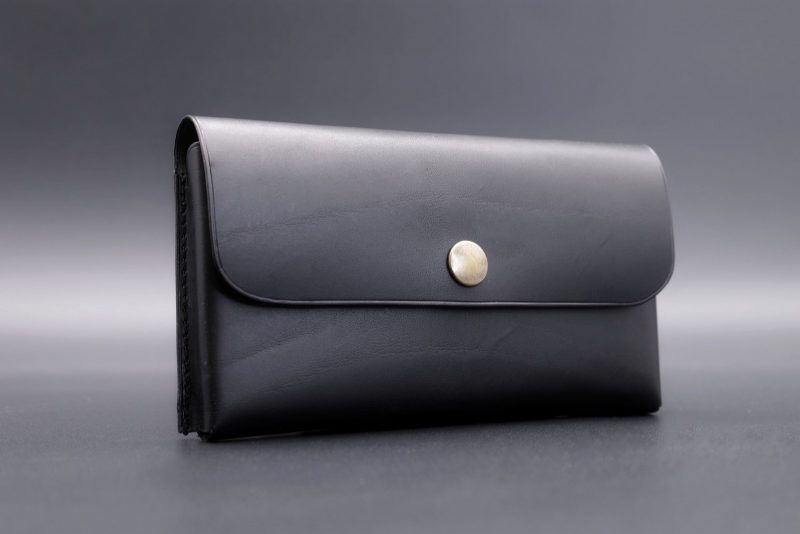 etui telephone noir, cuir tannage végétal, l'Âge du Cuir, maroquinerie artisanale éthique et responsable, France