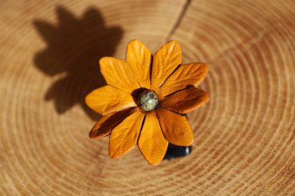 bague grande fleur marron clair, cuir végétal, l'âge du cuir, maroquinerie artisanale, dordogne, france