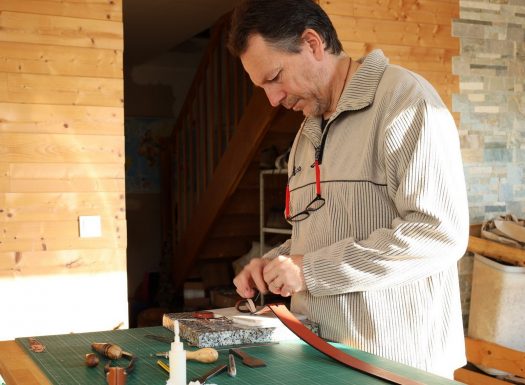 Maroquinier au travail recadré