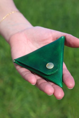 porte monnaie triangle vert main, cuir végétal, l'Âge du cuir, maroquinerie artisanale, dordogne, France